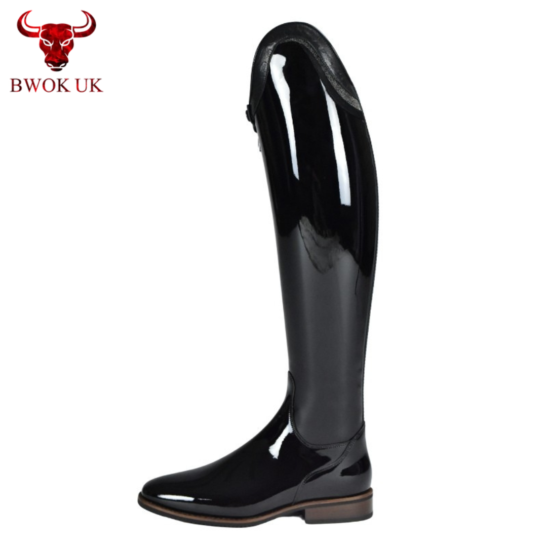 Handgemachter, schwarzer Stiefel aus Lackleder