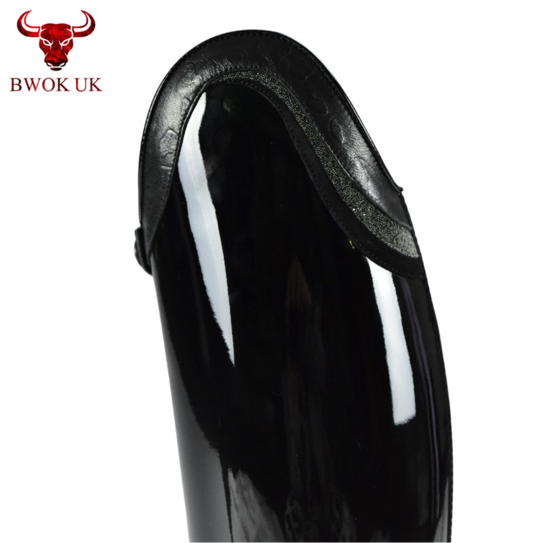 Handgemachter, schwarzer Stiefel aus Lackleder