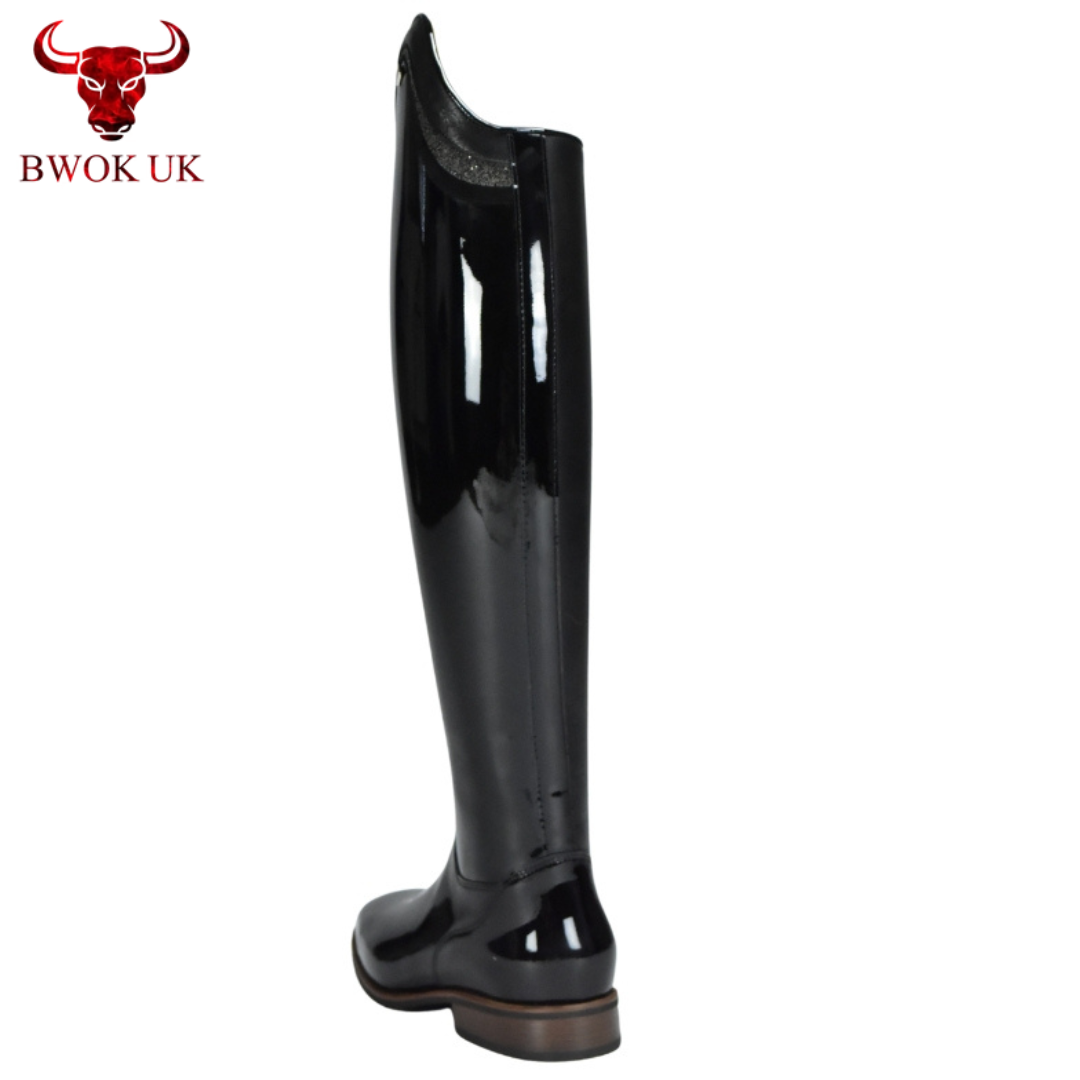 Handgemachter, schwarzer Stiefel aus Lackleder