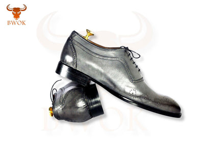 Handgefertigte Oxford-Schuhe mit grauer Patina: Leder-Fullbrogues