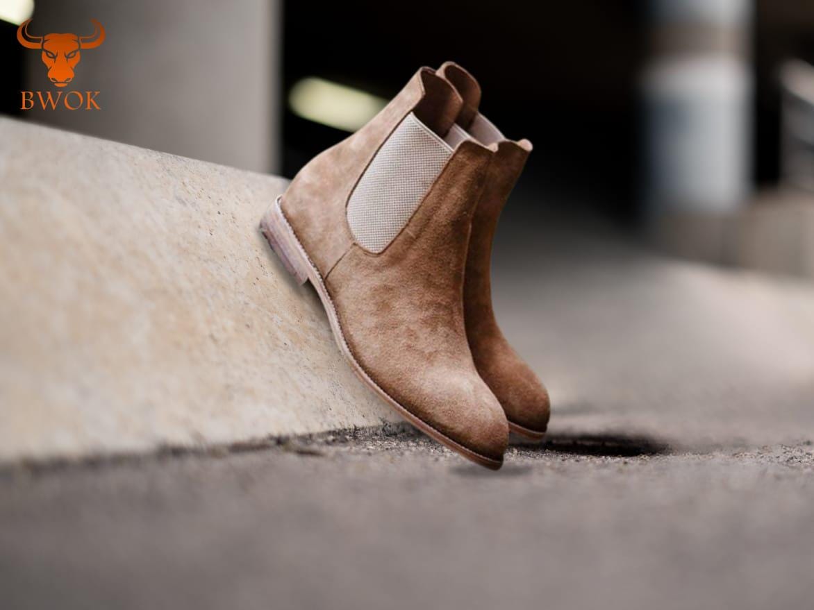 Handgemachte Chelsea Boots aus mattem Leder: Knöchelhohe Stiefel in Kaffeebraun