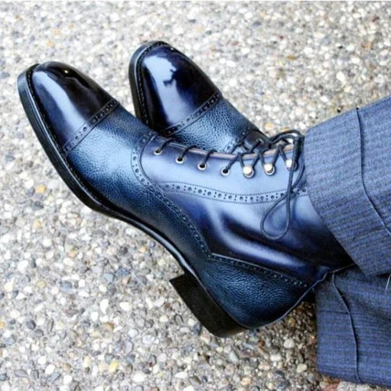 Herren-Brogue-Stiefeletten aus marineblauem Leder zum Schnüren mit poliertem Finish